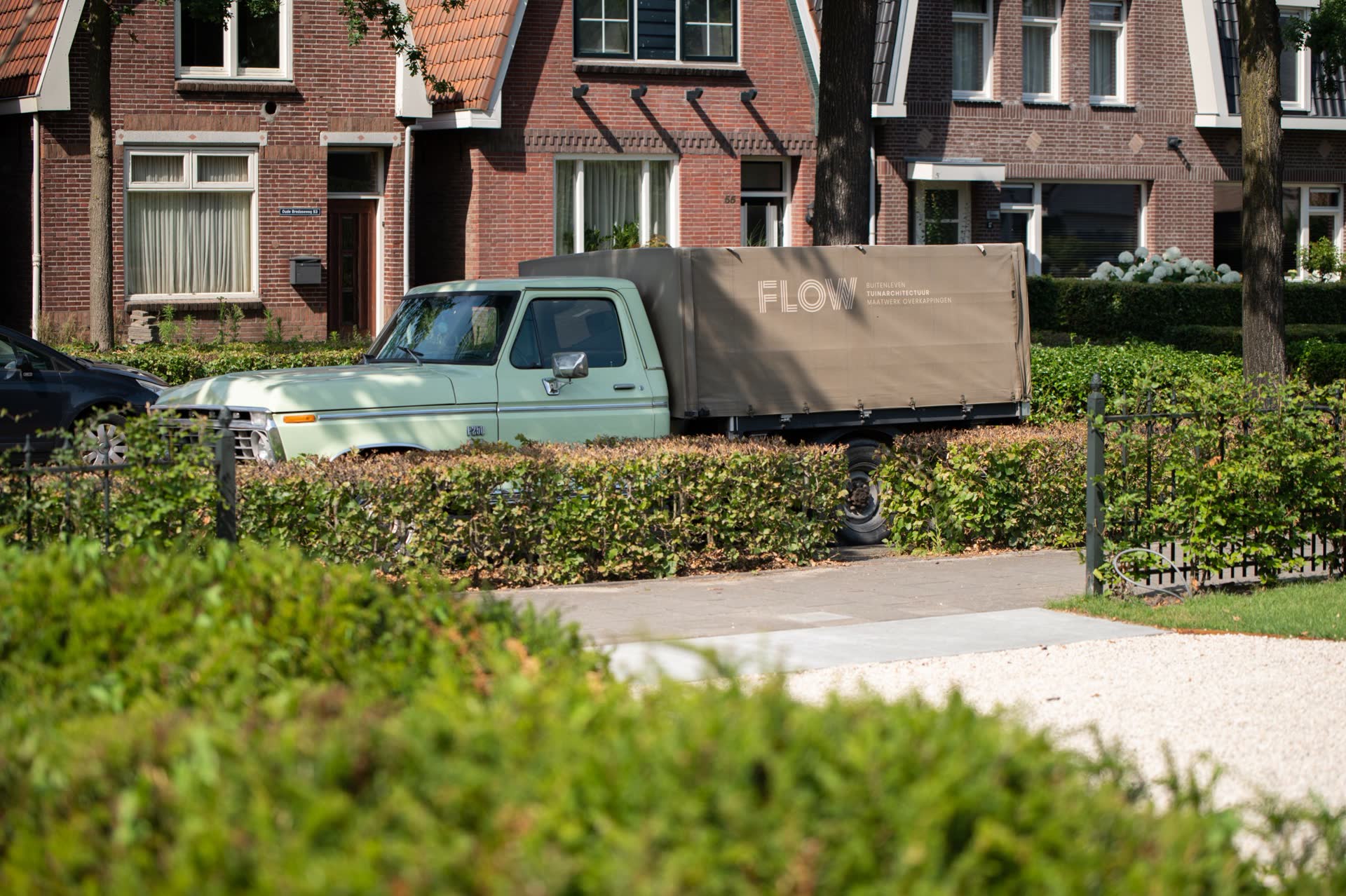 De kenmerkende FLOW pick-up truck bij een project