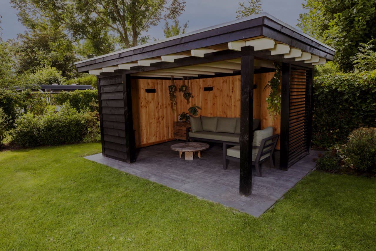 Overkapping als eye-catcher in het gras — FLOW