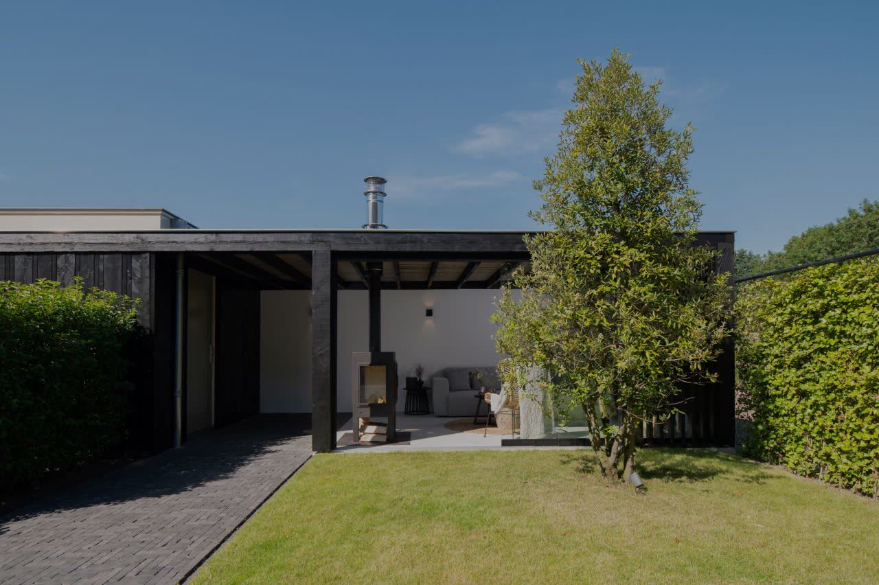 Modern buitenleven — maatwerk overkapping FLOW